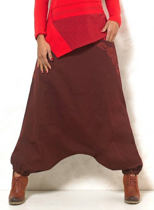 Pantaloni maro cu model tribal